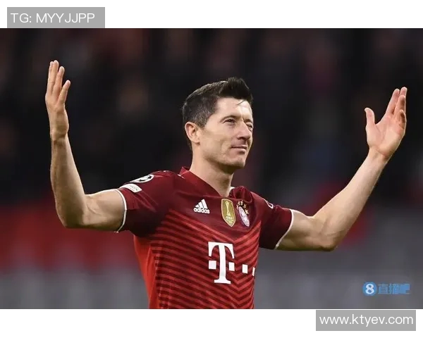 莱万重返老特拉福德为曼联进球拜仁球迷怒斥其背叛与忘恩负义